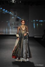 Model walk the ramp for Anju Modi show at PCJ Delhi Couture Week Day 3 on 10th Aug 2012 200 (75).JPG